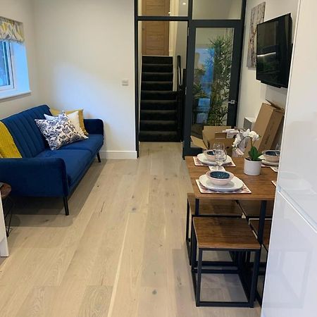 Two Bedroom Apartment - Лондон Экстерьер фото